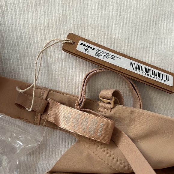 SKIMS DEEP PLUNGE SHAPEWEAR MID THIGH BODYSUIT - Picture 2 of 3
